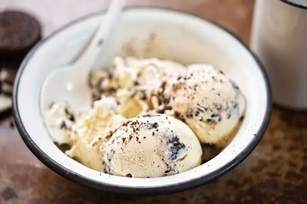 Pyszne lody proteinowe z kawałkami ciastek. Idealne, gdy zastanawiasz się, jak zrobić lody proteinowe.