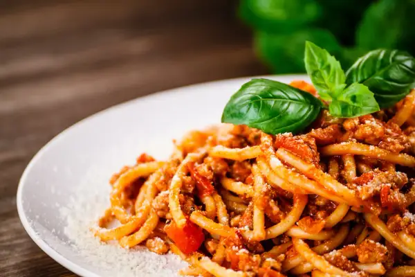 Pyszne wegetariańskie spaghetti z sosem pomidorowym i bazylią. Idealny pomysł na obiad, jak zrobić wegetariańskie spaghetti.
