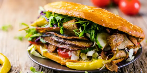 Pyszny kebab wegetariański z warzywami i sosami. Zastanawiasz się, ile kalorii ma kebab wegetariański? Ten wygląda na sycący!